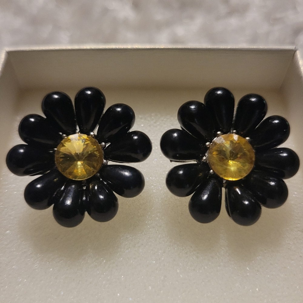 Black flower yellow gem earing